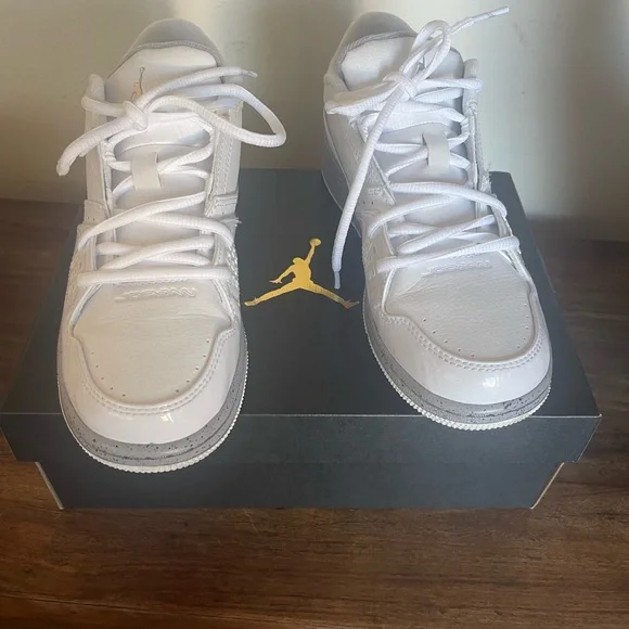 Nike Jordan (unisex) White and Gray Low-Top Sneakers NWOT! Only worn once. EU40 - Picture 2 of 4